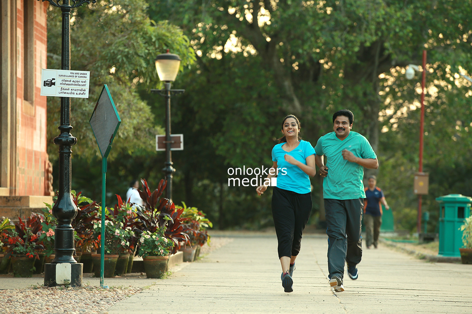 https://onlookersmedia.in/wp-content/uploads/2015/04/Chandrettan-Evideya-Stills-Images-Photos-Dileep-Namitha-Pramod-Anusree-Malayalam-Movie-2015-Onlookers-Media-10.jpg