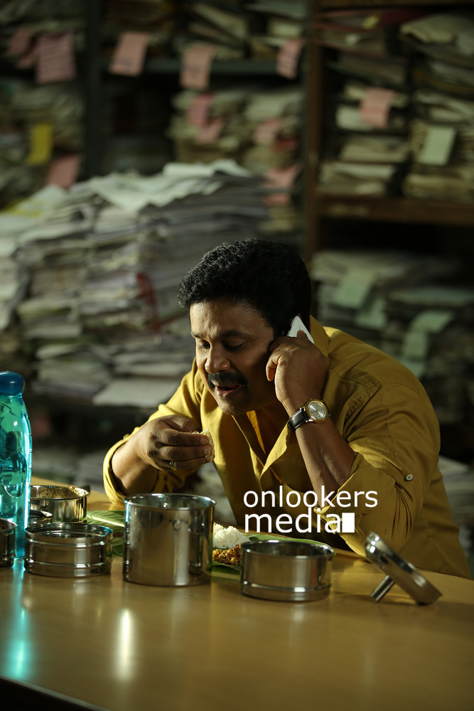 https://onlookersmedia.in/wp-content/uploads/2015/04/Chandrettan-Evideya-Stills-Images-Photos-Dileep-Namitha-Pramod-Anusree-Malayalam-Movie-2015-Onlookers-Media-2.jpg