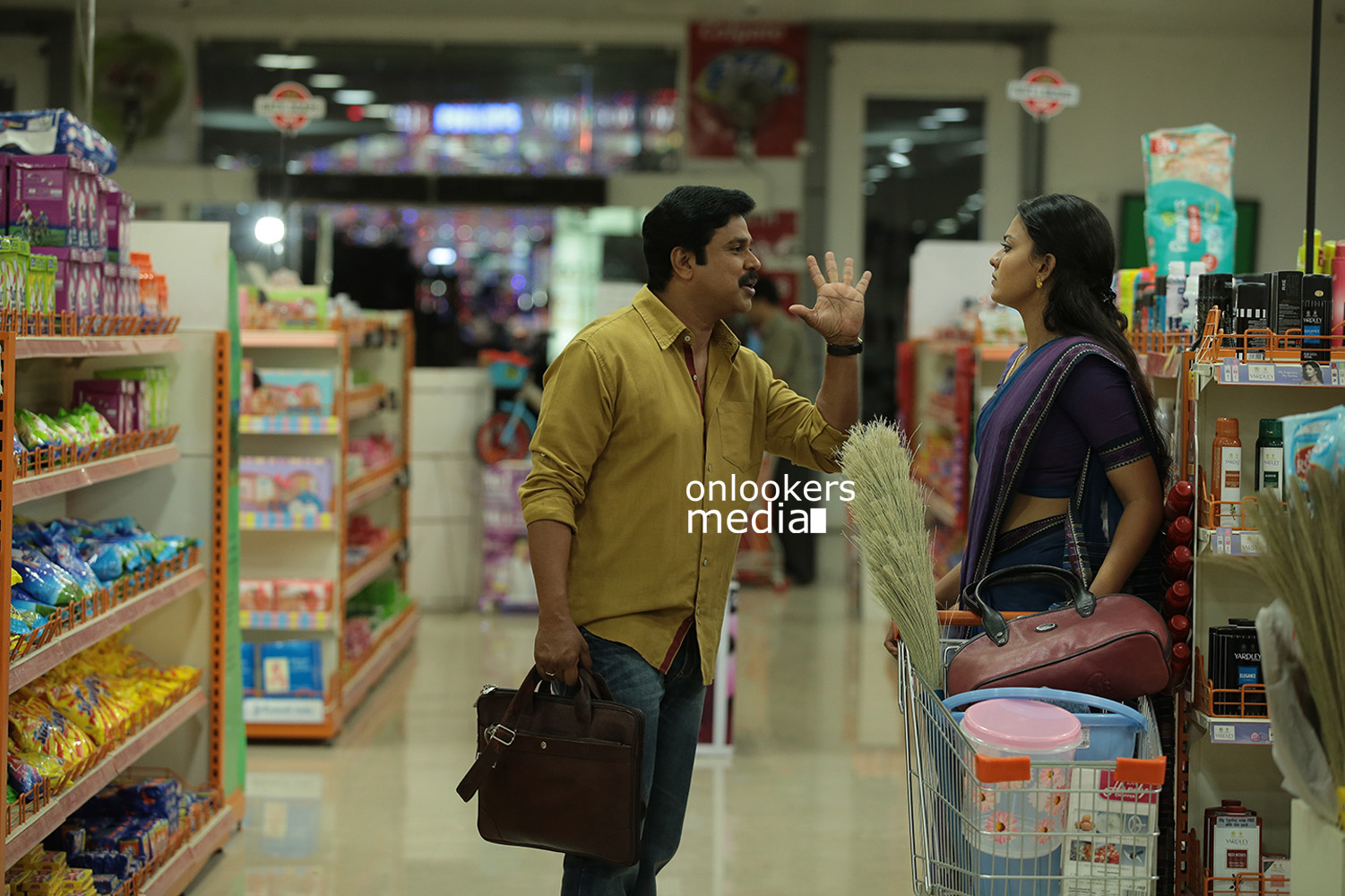 https://onlookersmedia.in/wp-content/uploads/2015/04/Chandrettan-Evideya-Stills-Images-Photos-Dileep-Namitha-Pramod-Anusree-Malayalam-Movie-2015-Onlookers-Media-7.jpg