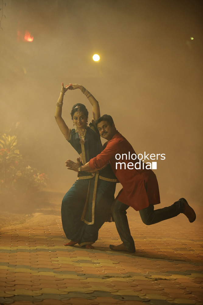 https://onlookersmedia.in/wp-content/uploads/2015/04/Chandrettan-Evideya-Stills-Images-Photos-Dileep-Namitha-Pramod-Anusree-Malayalam-Movie-Onlookers-Media-3.jpg