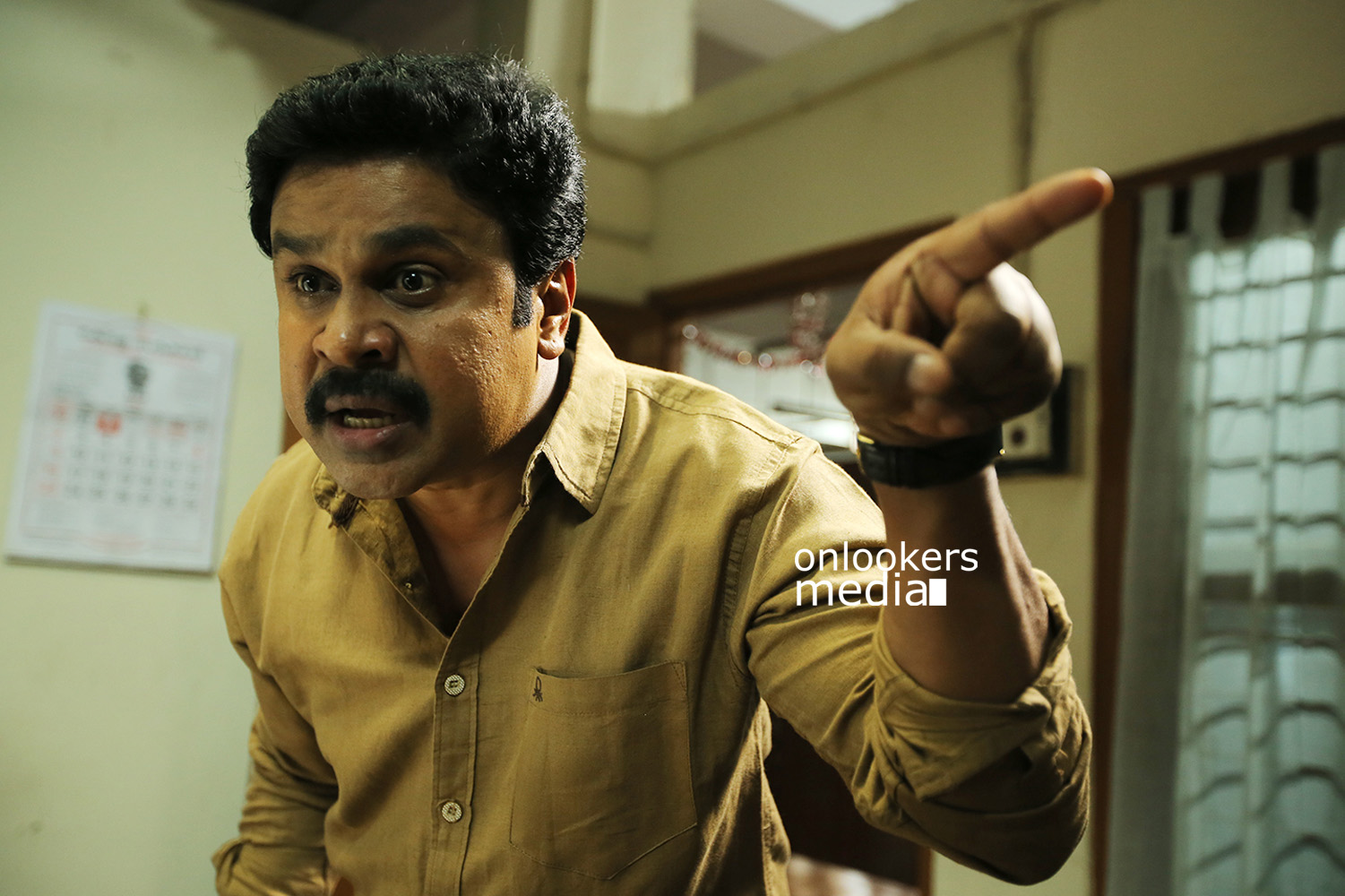 https://onlookersmedia.in/wp-content/uploads/2015/04/Dileep-In-Chandrettan-Evideya-Stills-Images-Photos-Namitha-Pramod-Anusree-Onlooekers-Media-10.jpg