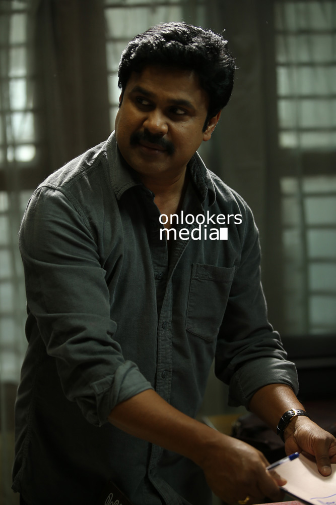 https://onlookersmedia.in/wp-content/uploads/2015/04/Dileep-In-Chandrettan-Evideya-Stills-Images-Photos-Namitha-Pramod-Anusree-Onlooekers-Media-11.jpg