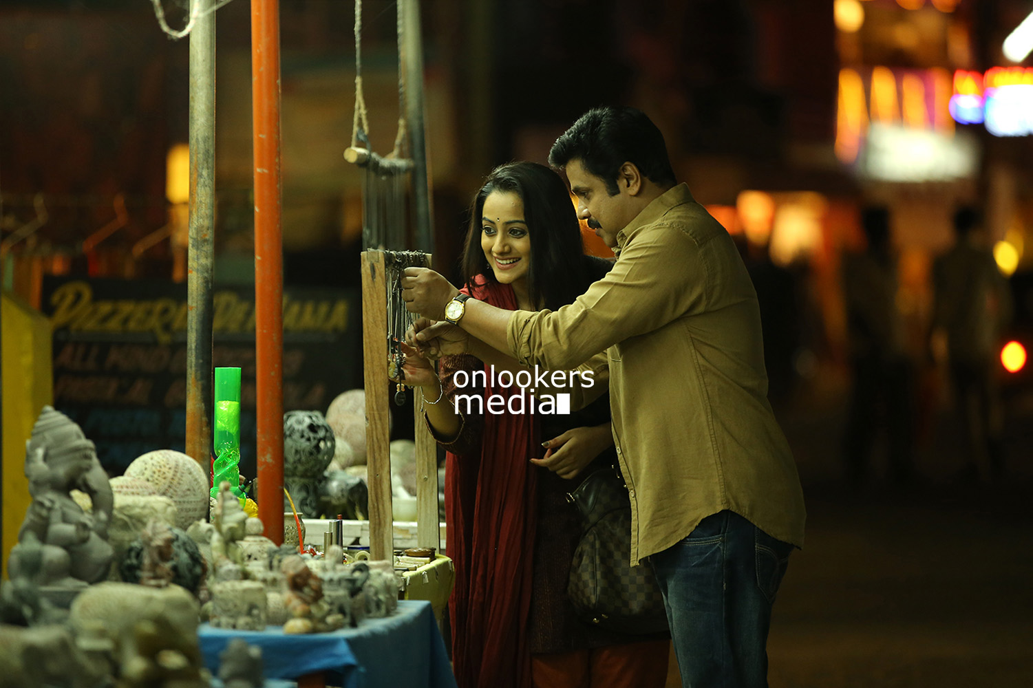 https://onlookersmedia.in/wp-content/uploads/2015/04/Dileep-In-Chandrettan-Evideya-Stills-Images-Photos-Namitha-Pramod-Anusree-Onlooekers-Media-3.jpg