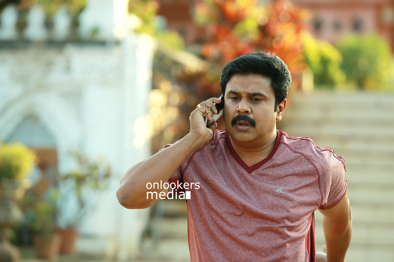 https://onlookersmedia.in/wp-content/uploads/2015/04/Dileep-In-Chandrettan-Evideya-Stills-Images-Photos-Namitha-Pramod-Anusree-Onlooekers-Media-6.jpg