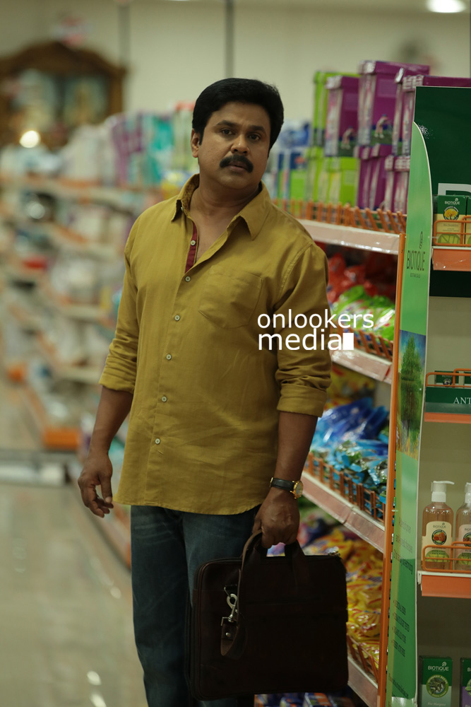 https://onlookersmedia.in/wp-content/uploads/2015/04/Dileep-In-Chandrettan-Evideya-Stills-Images-Photos-Namitha-Pramod-Anusree-Onlooekers-Media-8.jpg
