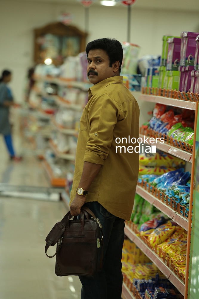 https://onlookersmedia.in/wp-content/uploads/2015/04/Dileep-In-Chandrettan-Evideya-Stills-Images-Photos-Namitha-Pramod-Anusree-Onlooekers-Media-9.jpg
