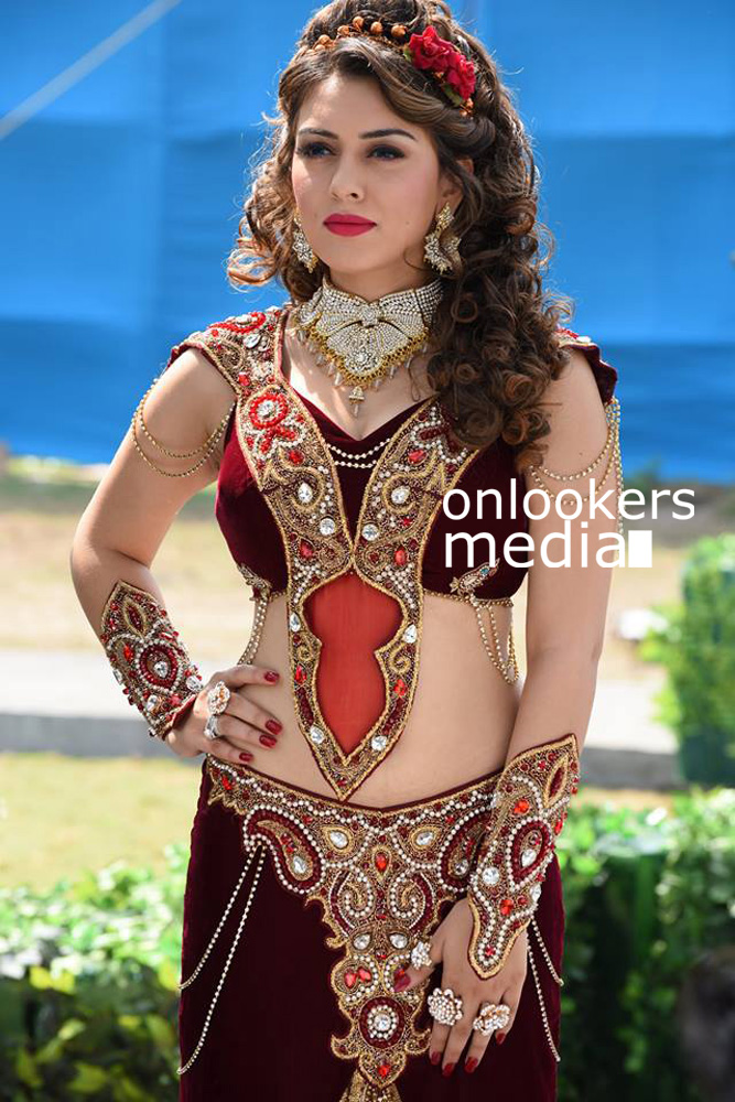 http://onlookersmedia.in/wp-content/uploads/2015/04/Hansika-in-Puli-Stills-Photos-Vijay-3.jpg