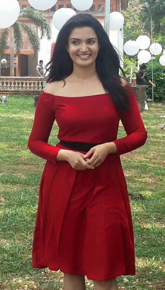 https://onlookersmedia.in/wp-content/uploads/2015/04/Honey-Rose-Stills-Images-Photos-Malayalam-Actress-Stills-Onlookers-Media-6.jpg