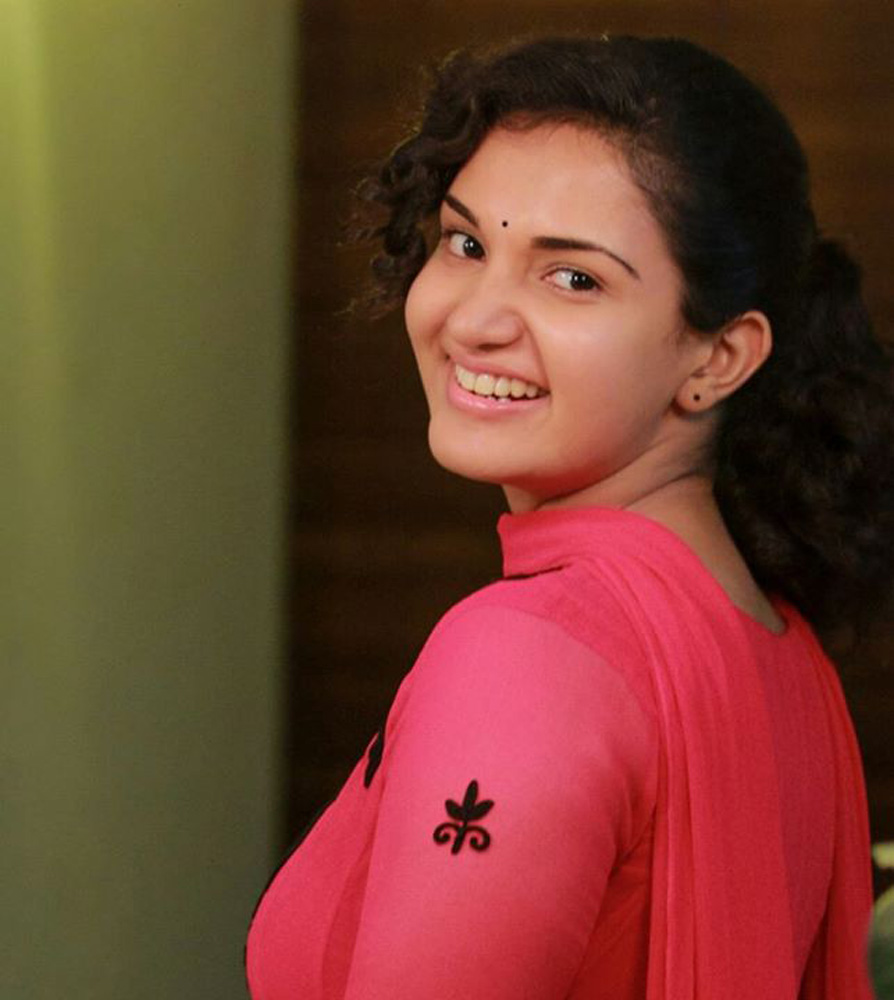 https://onlookersmedia.in/wp-content/uploads/2015/04/Honey-Rose-Stills-Photos-Images-Malayalam-Actress-Onlookers-Media-5.jpg
