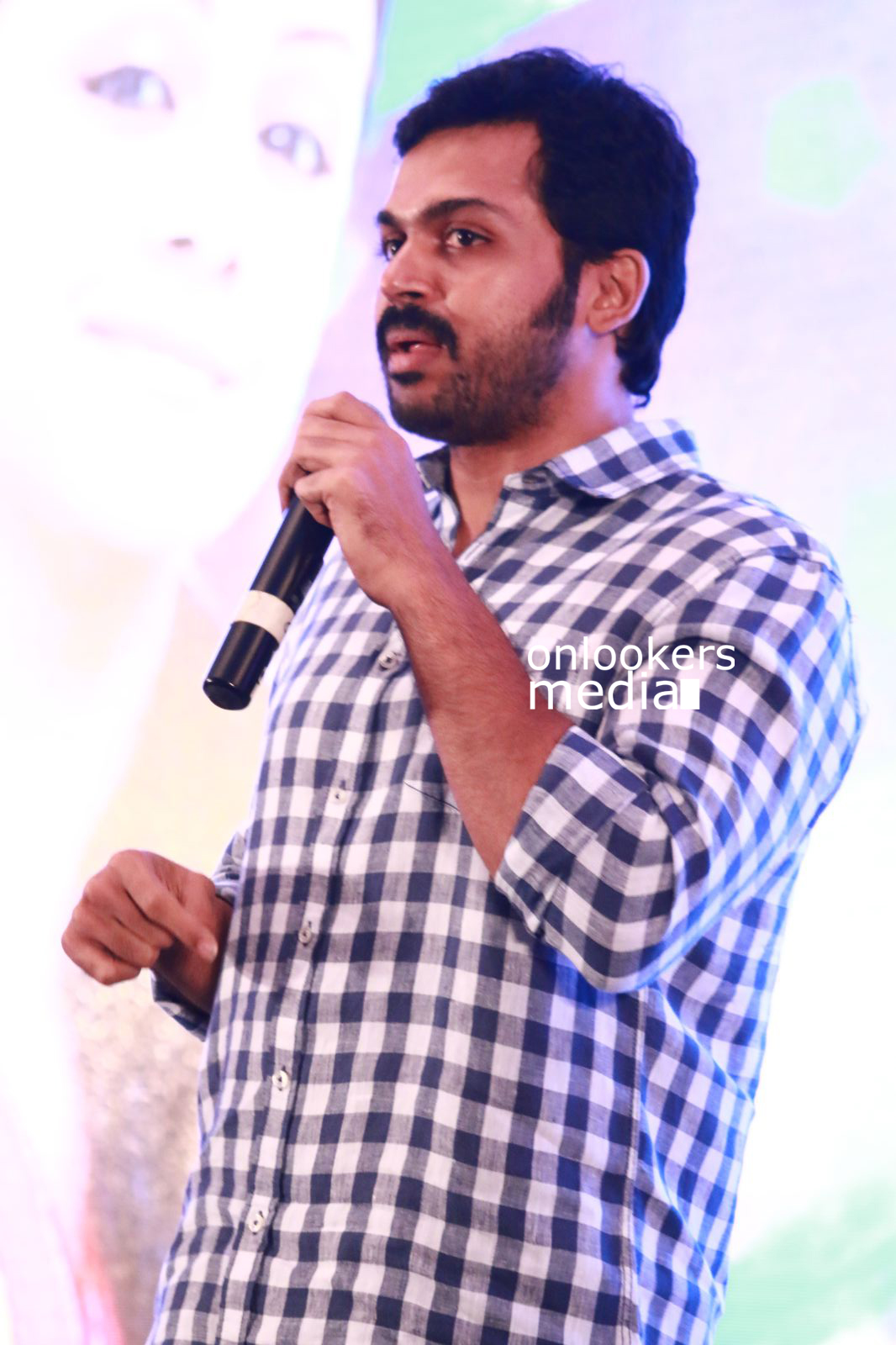https://onlookersmedia.in/wp-content/uploads/2015/04/Karthi-at-Vayadhinile-Audio-Launch-Stills-Images-Photos-Surya-Jyothia-Tamil-Movie-2015-Onlookers-Media-4.jpg