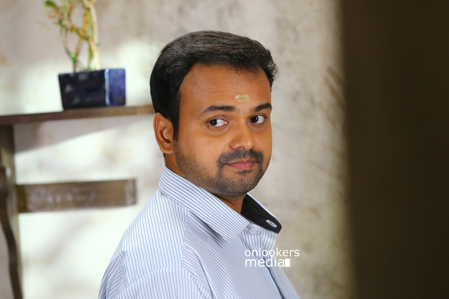 https://onlookersmedia.in/wp-content/uploads/2015/04/Kunchacko-Boban-In-Madhura-Naranga-Stills-Images-Photos-Malayalam-Movie-2015-Onlookers-Media-7.jpg