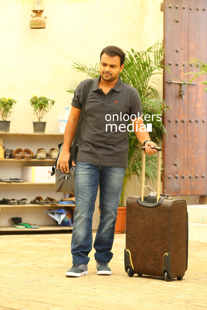 https://onlookersmedia.in/wp-content/uploads/2015/04/Kunchacko-Boban-In-Madhura-Naranga-Stills-Images-Photos-Malayalam-Movie-2015-Onlookers-Media-9.jpg