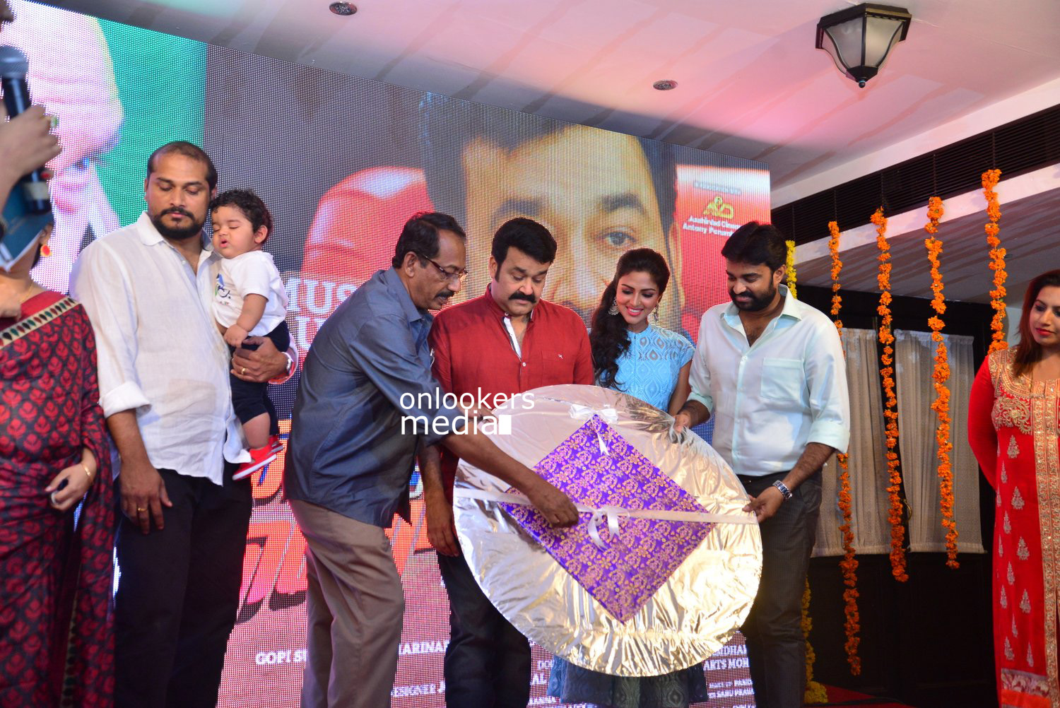https://onlookersmedia.in/wp-content/uploads/2015/04/Lalila-O-Laila-Audio-Launch-Stills-Images-Mohanlal-Amala-Paul-Malayalam-Movie-2015-Onlookers-Media-73.jpg