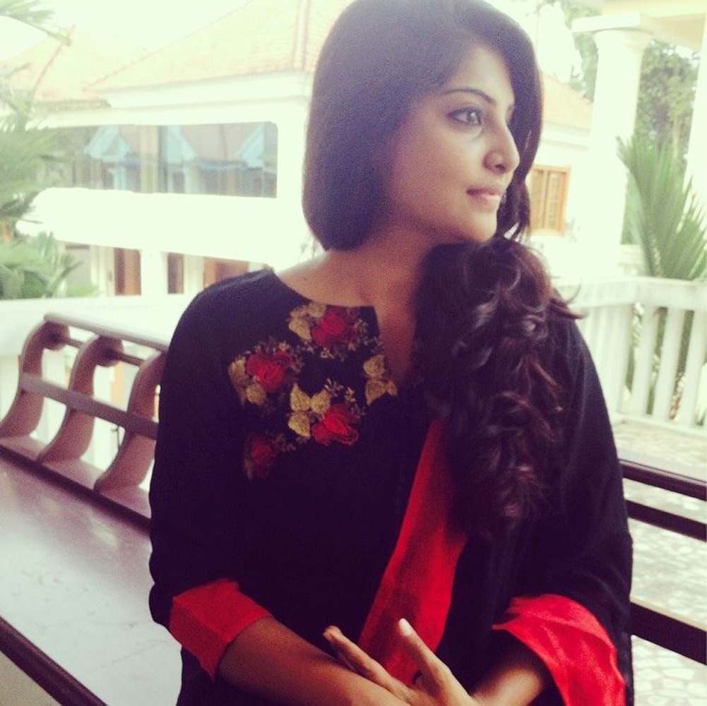 https://onlookersmedia.in/wp-content/uploads/2015/04/Manjima-Mohan-Stills-Images-Photos-Vadakkan-Selfie-Actress-Onlookers-Media-22.jpg