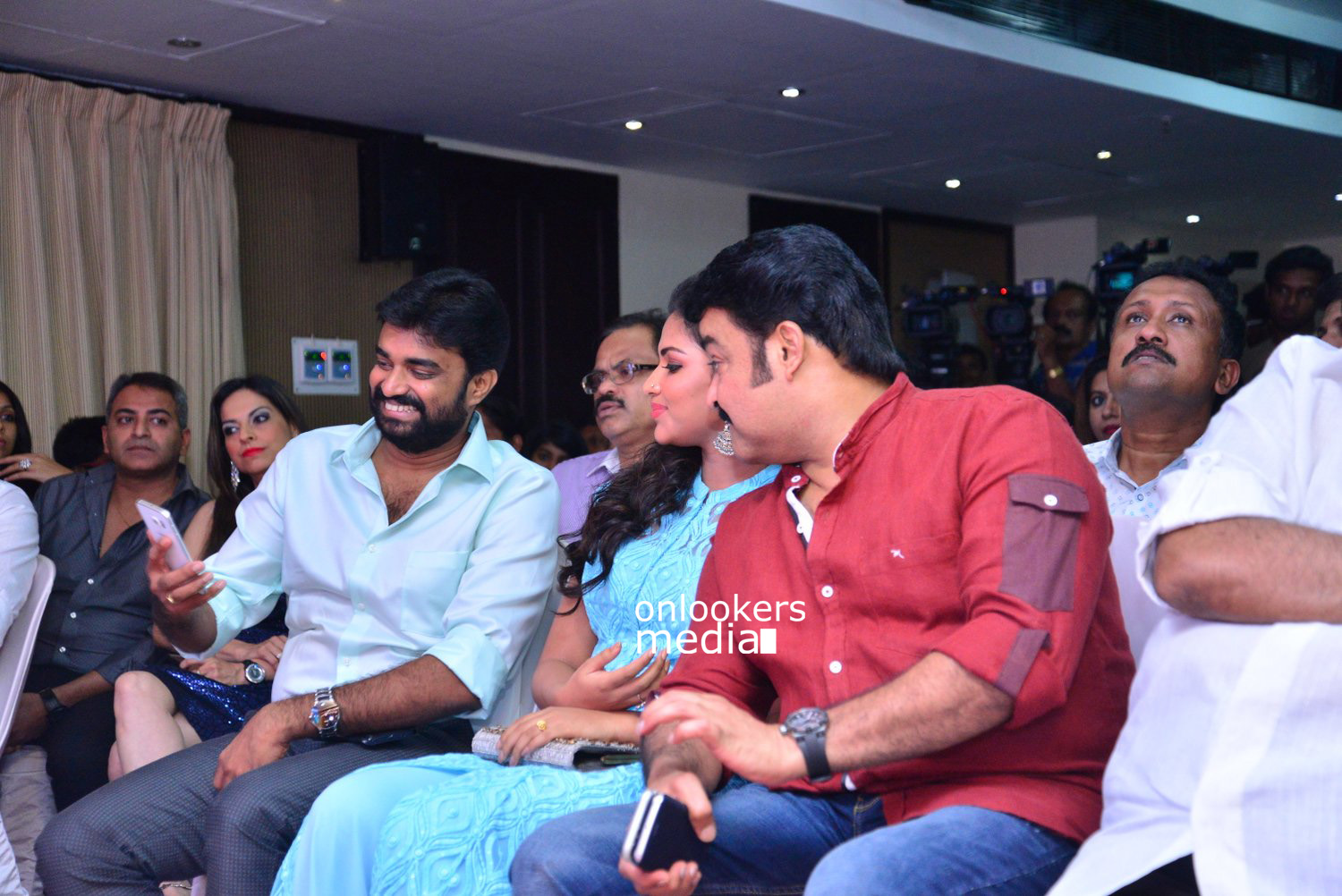 https://onlookersmedia.in/wp-content/uploads/2015/04/Mohanlal-Amala-Paul-at-Lalila-O-Laila-Audio-Launch-Stills-Images-Malayalam-Movie-2015-Onlookers-Media-5.jpg
