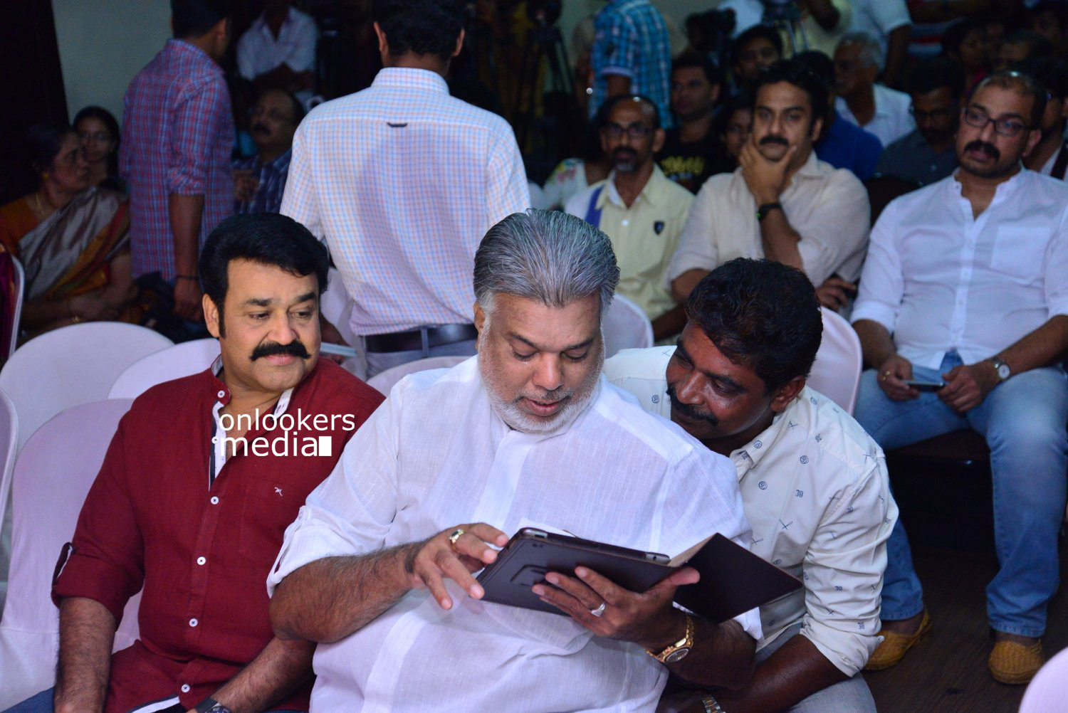 https://onlookersmedia.in/wp-content/uploads/2015/04/Mohanlal-at-Lalila-O-Laila-Audio-Launch-Stills-Images-Amala-Paul-Malayalam-Movie-2015-Onlookers-Media-8.jpg