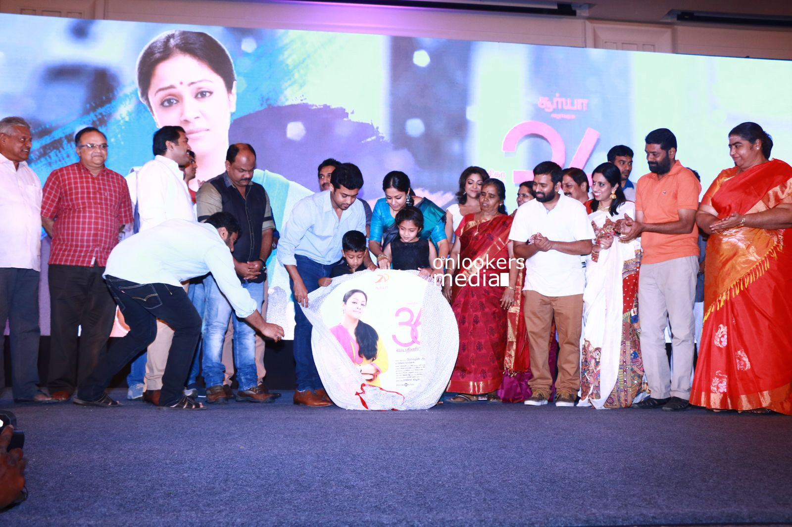 https://onlookersmedia.in/wp-content/uploads/2015/04/Vayadhinile-Audio-LaunchStills-Images-Photos-Surya-Jyothika-karthi-Tamil-Movie-2015-Onlookers-Media-16.jpg