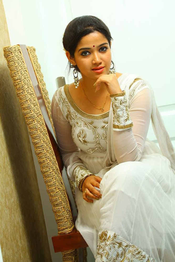 https://onlookersmedia.in/wp-content/uploads/2015/05/Abhirami-Suresh-Stills-Images-Photos-Malayalam-Actress-Onlookers-Media-50.jpg