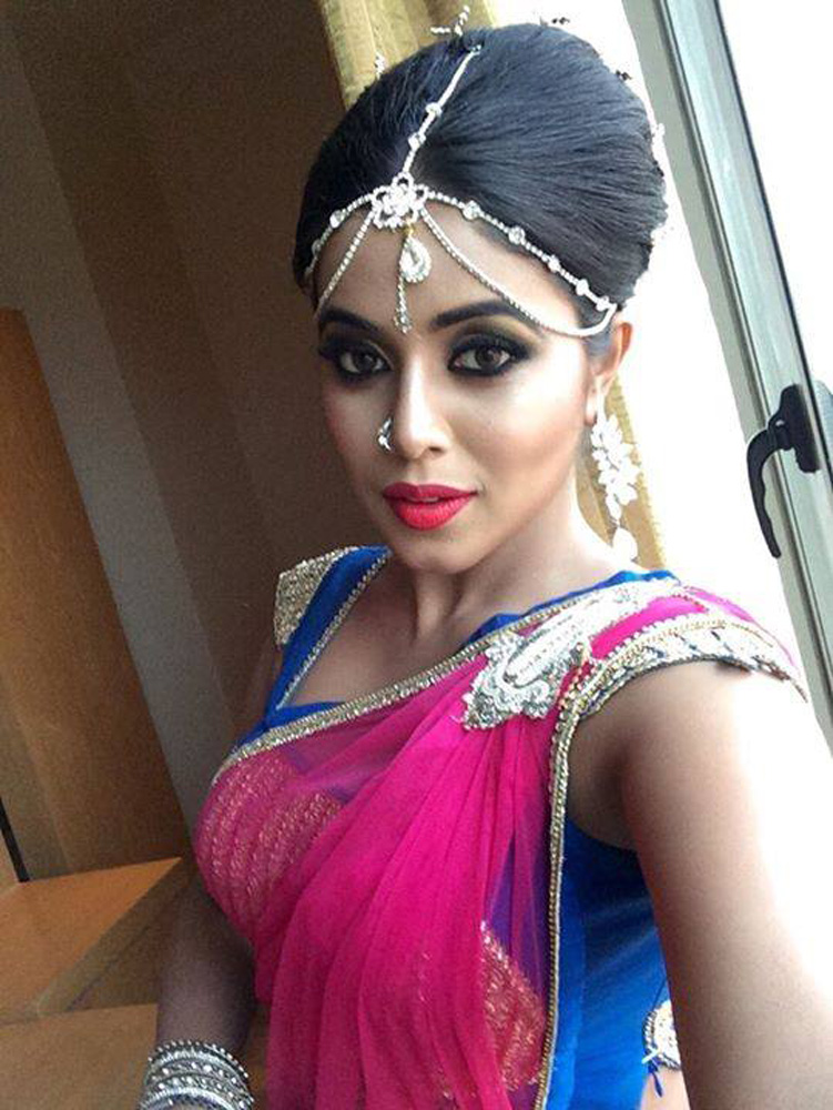 https://onlookersmedia.in/wp-content/uploads/2015/05/Indian-Actress-Selfie-Actress-Stills-Images-Photos-13.jpg