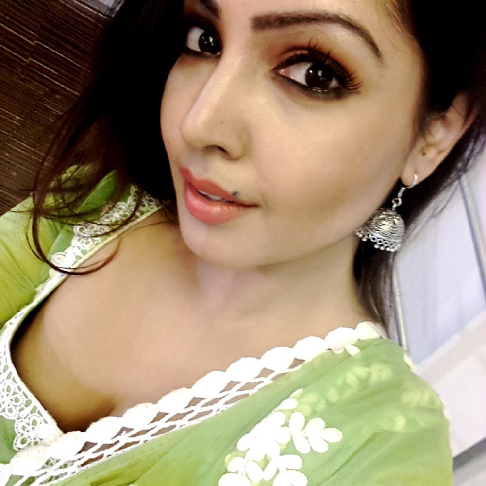 https://onlookersmedia.in/wp-content/uploads/2015/05/Komal-Jha-Selfie-Actress-Stills-Images-Photos-1.jpg