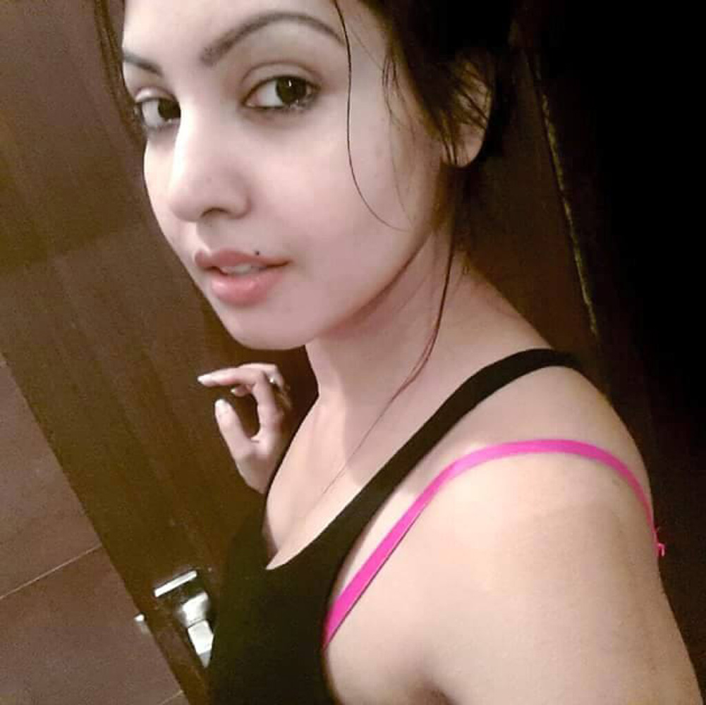 https://onlookersmedia.in/wp-content/uploads/2015/05/Komal-Jha-Selfie-Actress-Stills-Images-Photos-8.jpg