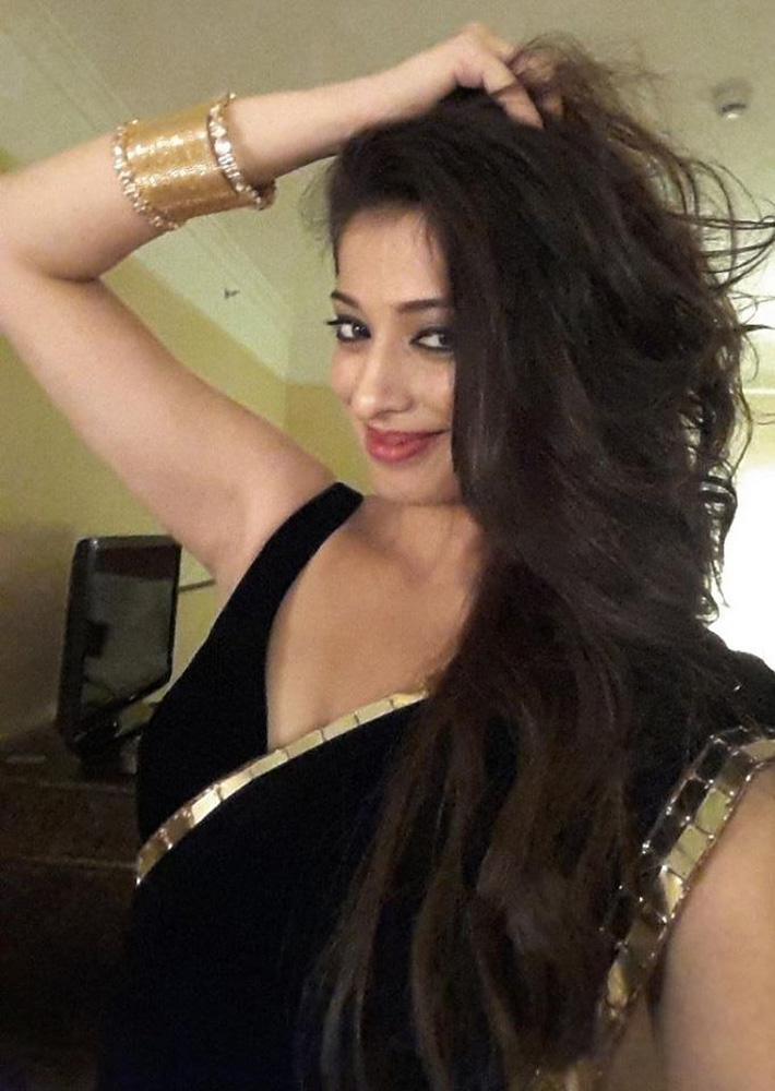 https://onlookersmedia.in/wp-content/uploads/2015/05/Lakshi-Rai-Selfie-Actress-Stills-Images-Photos-4.jpg