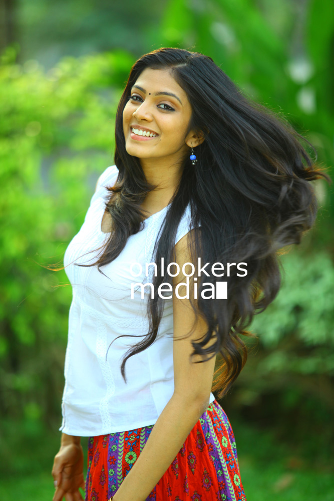 https://onlookersmedia.in/wp-content/uploads/2015/05/Malavika-Mohanan-in-Nirnayakam-Stills-Images-Asif-Ali-Malayalam-Movie-2015-Bobby-Sanjay-VKP-Onlookers-Media-5.jpg