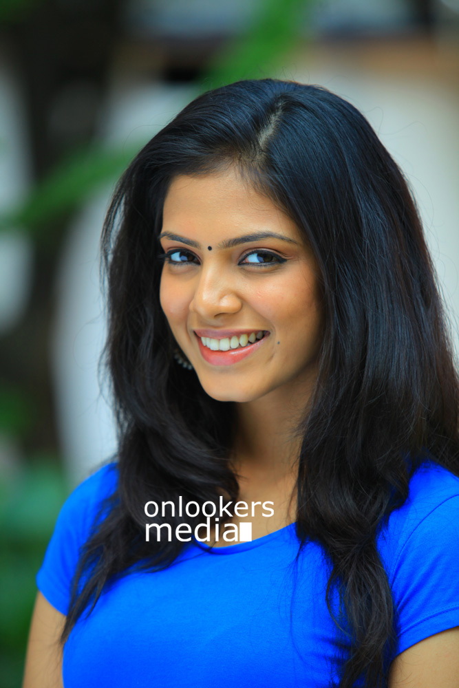 https://onlookersmedia.in/wp-content/uploads/2015/05/Malavika-Mohanan-in-Nirnayakam-Stills-Images-Asif-Ali-Malayalam-Movie-2015-Bobby-Sanjay-VKP-Onlookers-Media-6.jpg