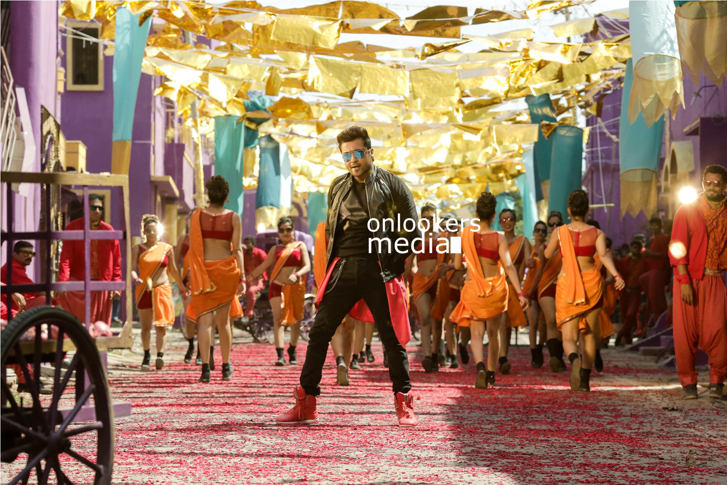 https://onlookersmedia.in/wp-content/uploads/2015/05/Masss-Stills-Images-Photos-Posters-Suriya-Nayanthara-Massu-Engira-Massilamani-Stills-Tamil-Movie-2015-Onlookers-Media-3.jpg