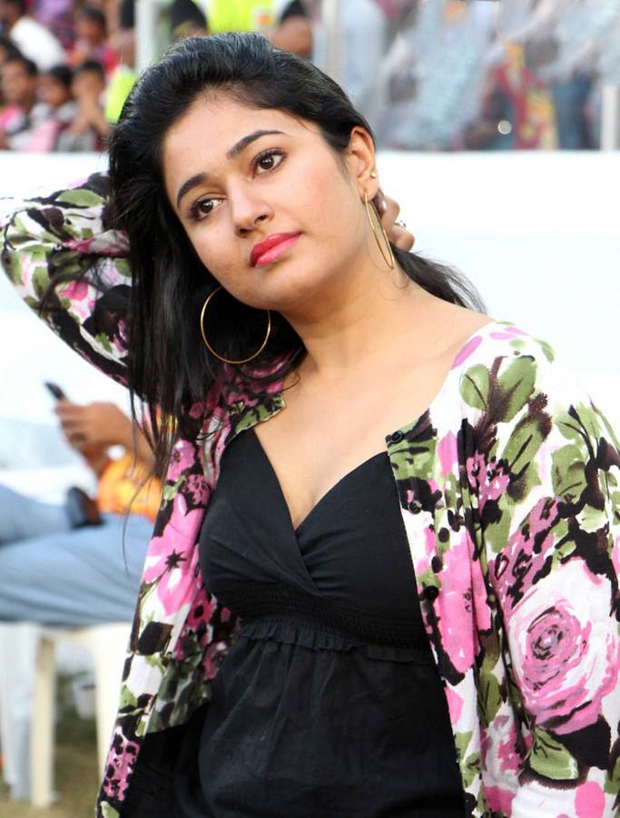 https://onlookersmedia.in/wp-content/uploads/2015/05/Poonam-Bajwa-Actress-Stills-Images-Romeo-and-Juliet-Tamil-Movie-Onlookers-Media-12.jpg