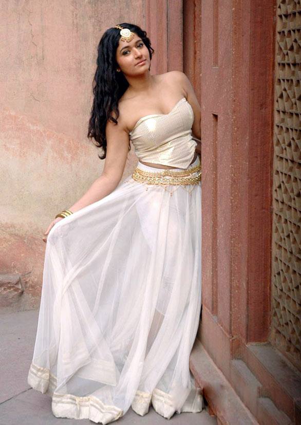 https://onlookersmedia.in/wp-content/uploads/2015/05/Poonam-Bajwa-Stills-Images-Photos-South-Indian-Actress-Onlookers-Media-35.jpg