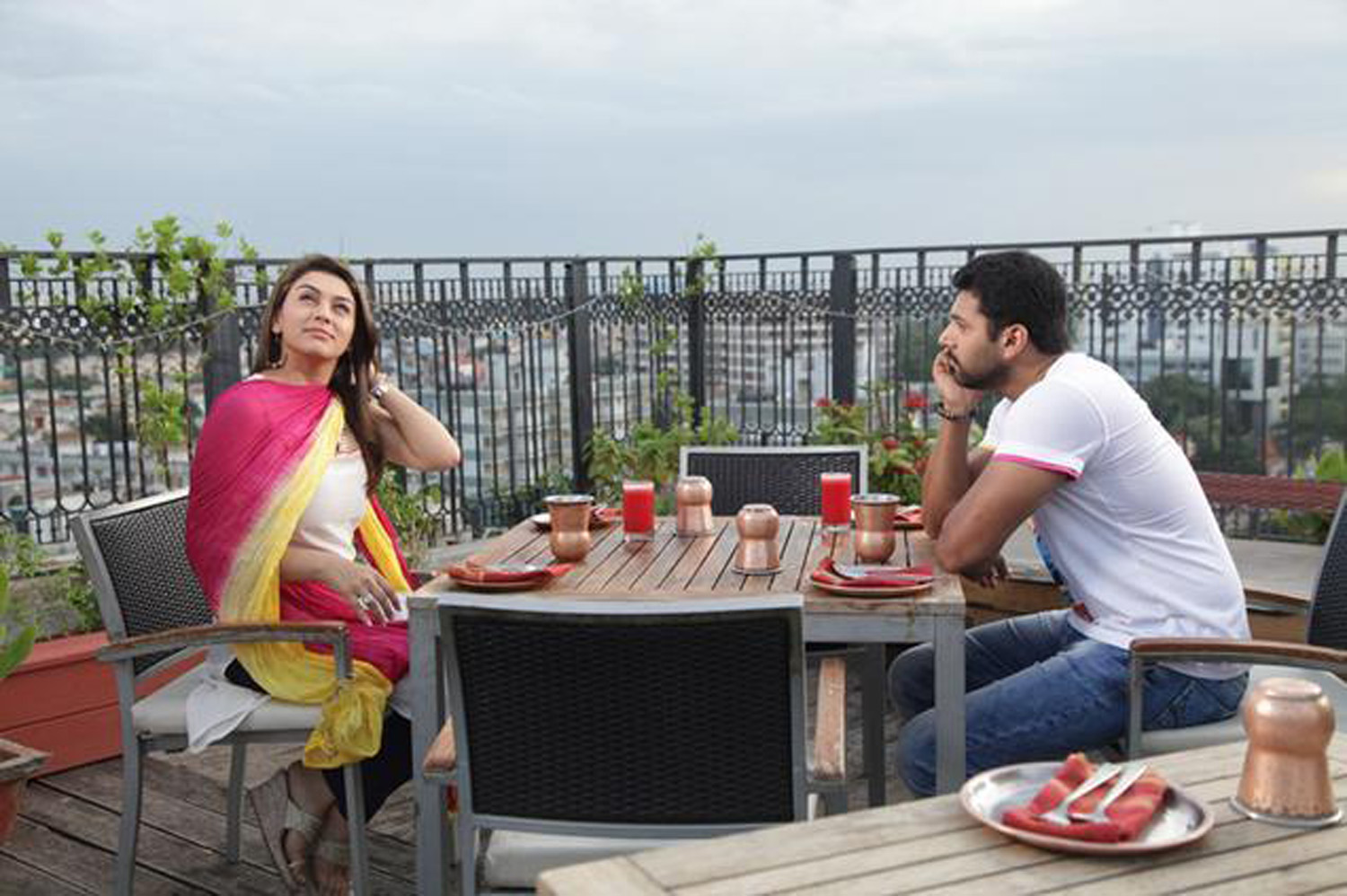 https://onlookersmedia.in/wp-content/uploads/2015/05/Romeo-Juliet-Stills-Images-Photos-Tamil-Movie-Jayam-Ravi-Hansika-Poonam-Bajwa-Tamil-Movie-2015-Onlookers-Media-15.jpg