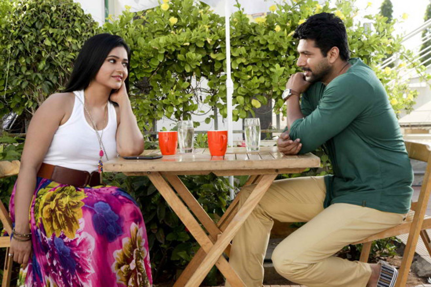 https://onlookersmedia.in/wp-content/uploads/2015/05/Romeo-Juliet-Stills-Images-Photos-Tamil-Movie-Jayam-Ravi-Hansika-Poonam-Bajwa-Tamil-Movie-2015-Onlookers-Media-65.jpg