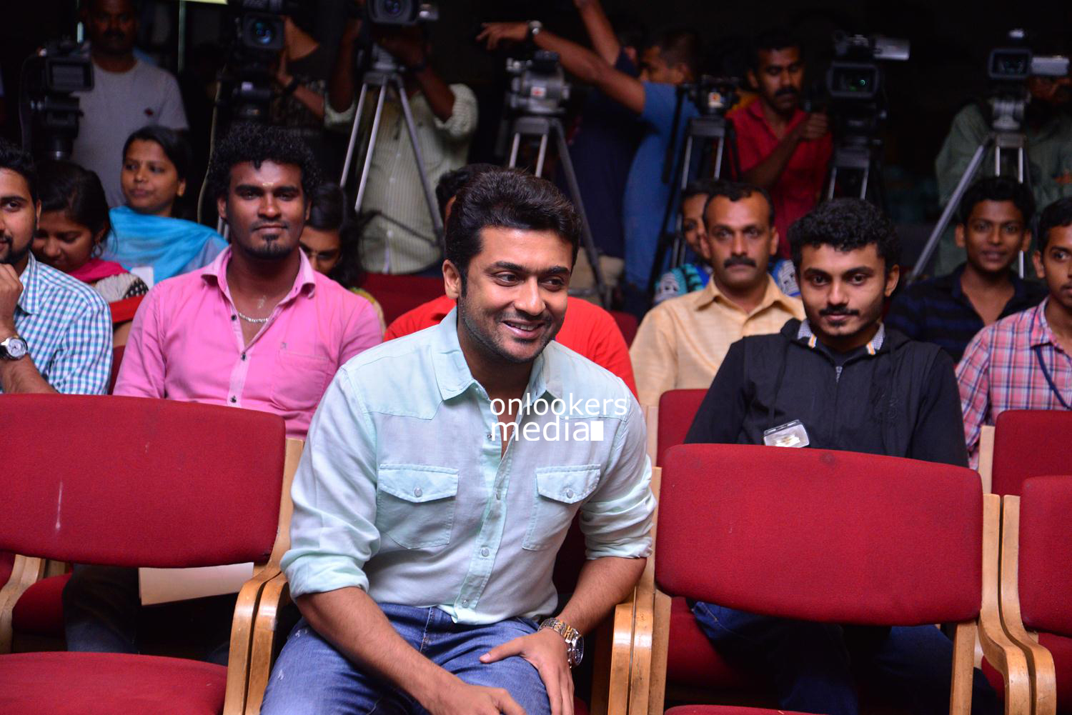 https://onlookersmedia.in/wp-content/uploads/2015/05/Suriya-at-Kochi-Mass-Press-Meet-Stills-Mass-Engira-Maasilamani-Mass-Stills-Onlookers-Media-10.jpg