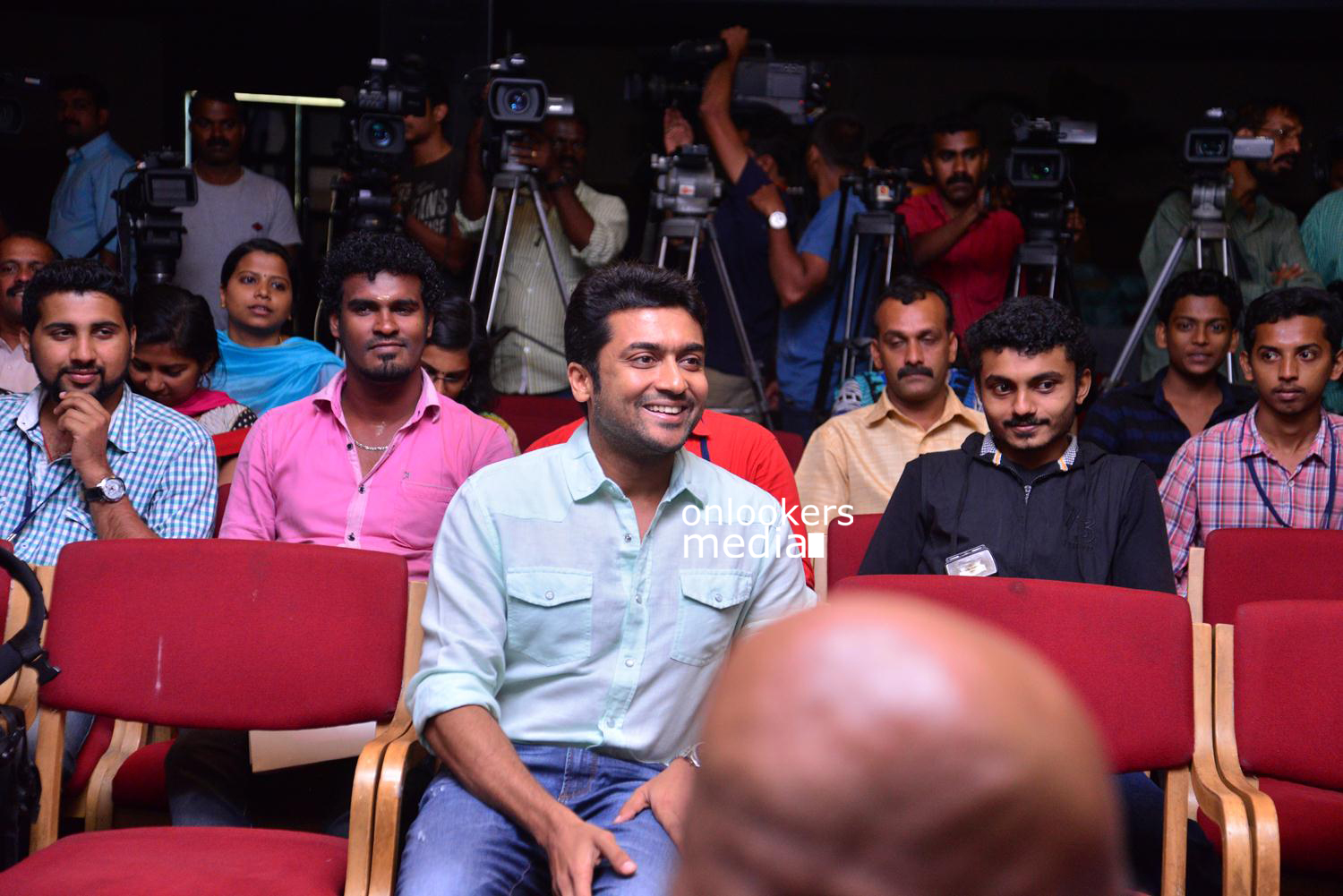 https://onlookersmedia.in/wp-content/uploads/2015/05/Suriya-at-Kochi-Mass-Press-Meet-Stills-Mass-Engira-Maasilamani-Mass-Stills-Onlookers-Media-11.jpg