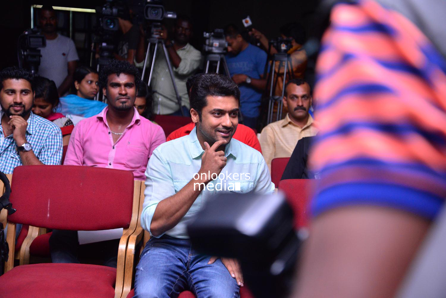 https://onlookersmedia.in/wp-content/uploads/2015/05/Suriya-at-Kochi-Mass-Press-Meet-Stills-Mass-Engira-Maasilamani-Mass-Stills-Onlookers-Media-12.jpg