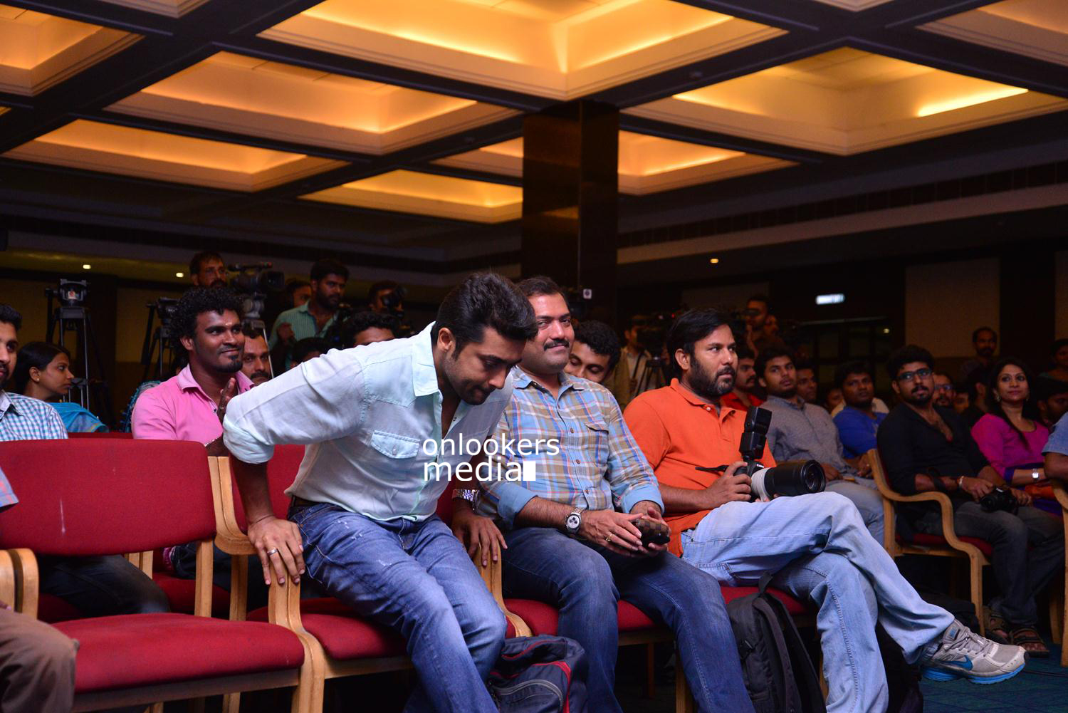 https://onlookersmedia.in/wp-content/uploads/2015/05/Suriya-at-Kochi-Mass-Press-Meet-Stills-Mass-Engira-Maasilamani-Mass-Stills-Onlookers-Media-16.jpg