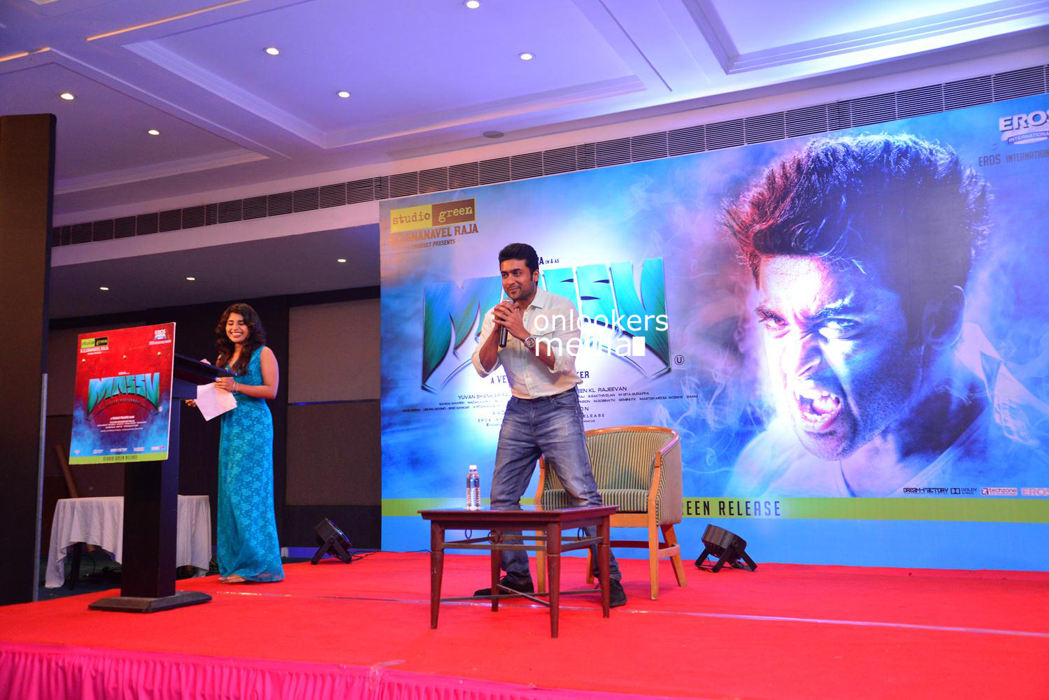 https://onlookersmedia.in/wp-content/uploads/2015/05/Suriya-at-Kochi-Mass-Press-Meet-Stills-Mass-Engira-Maasilamani-Mass-Stills-Onlookers-Media-19.jpg
