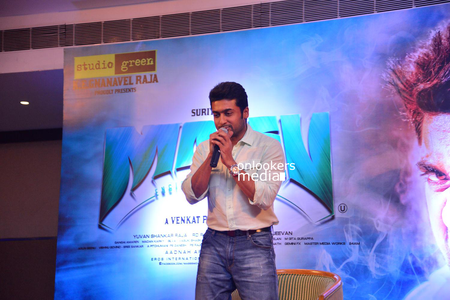https://onlookersmedia.in/wp-content/uploads/2015/05/Suriya-at-Kochi-Mass-Press-Meet-Stills-Mass-Engira-Maasilamani-Mass-Stills-Onlookers-Media-20.jpg
