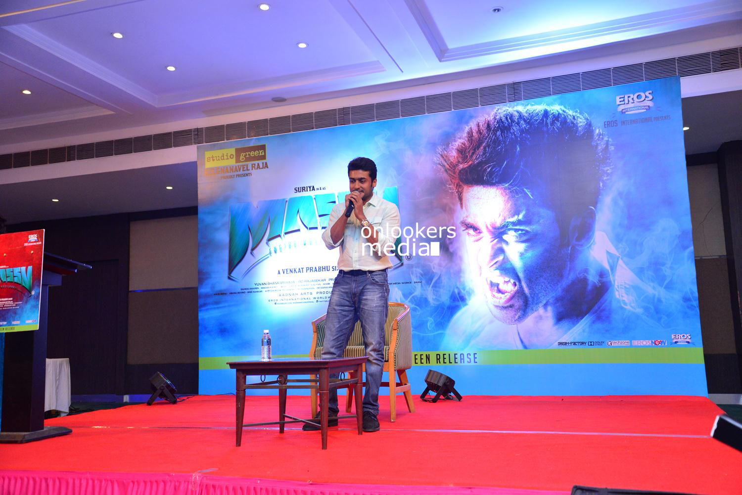 https://onlookersmedia.in/wp-content/uploads/2015/05/Suriya-at-Kochi-Mass-Press-Meet-Stills-Mass-Engira-Maasilamani-Mass-Stills-Onlookers-Media-23.jpg