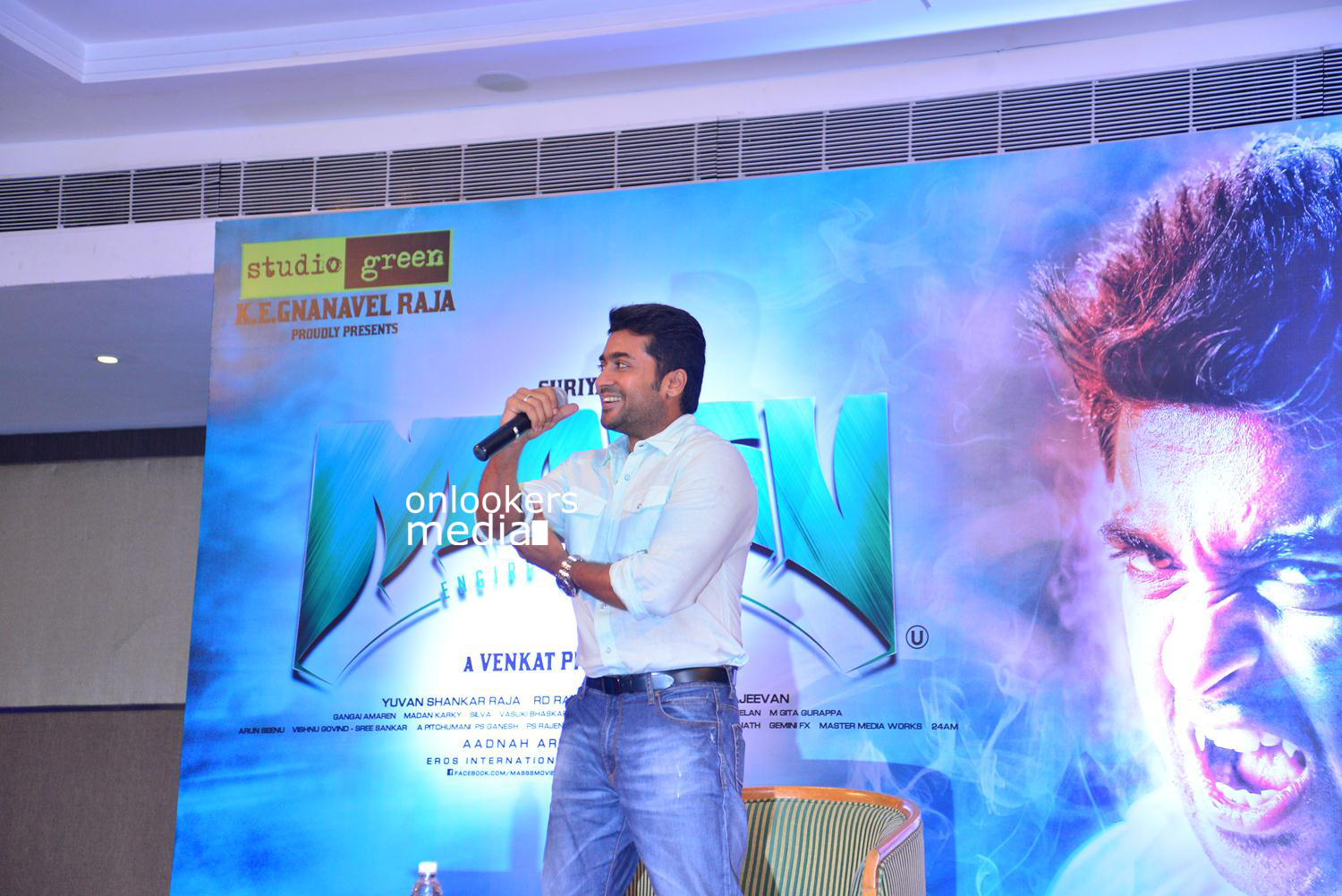 https://onlookersmedia.in/wp-content/uploads/2015/05/Suriya-at-Kochi-Mass-Press-Meet-Stills-Mass-Engira-Maasilamani-Mass-Stills-Onlookers-Media-26.jpg