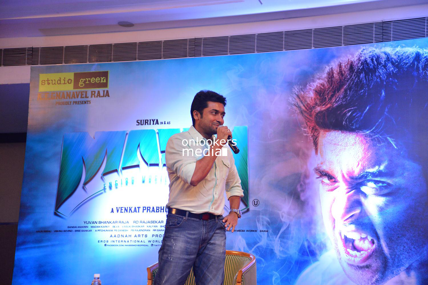 https://onlookersmedia.in/wp-content/uploads/2015/05/Suriya-at-Kochi-Mass-Press-Meet-Stills-Mass-Engira-Maasilamani-Mass-Stills-Onlookers-Media-27.jpg