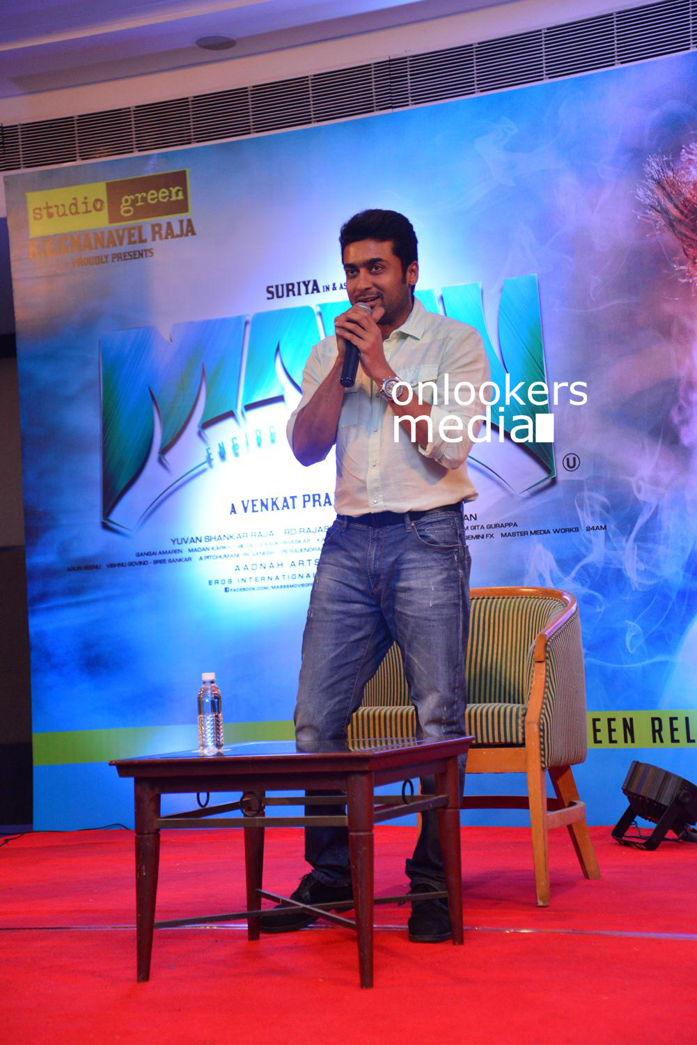 https://onlookersmedia.in/wp-content/uploads/2015/05/Suriya-at-Kochi-Mass-Press-Meet-Stills-Mass-Engira-Maasilamani-Mass-Stills-Onlookers-Media-31.jpg