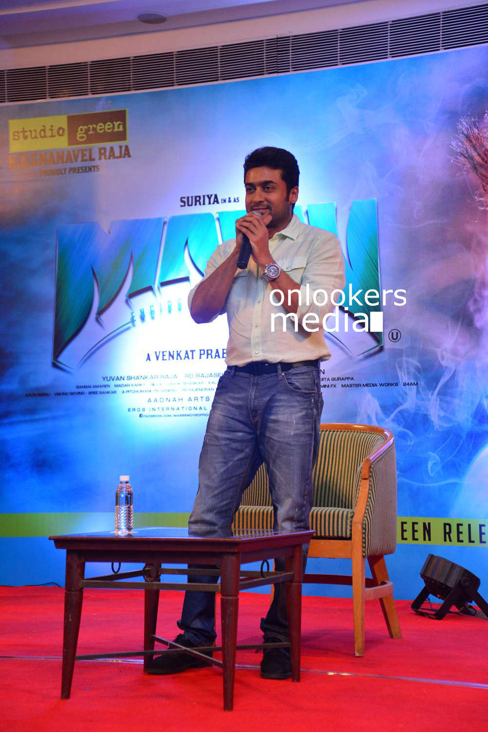 https://onlookersmedia.in/wp-content/uploads/2015/05/Suriya-at-Kochi-Mass-Press-Meet-Stills-Mass-Engira-Maasilamani-Mass-Stills-Onlookers-Media-32.jpg