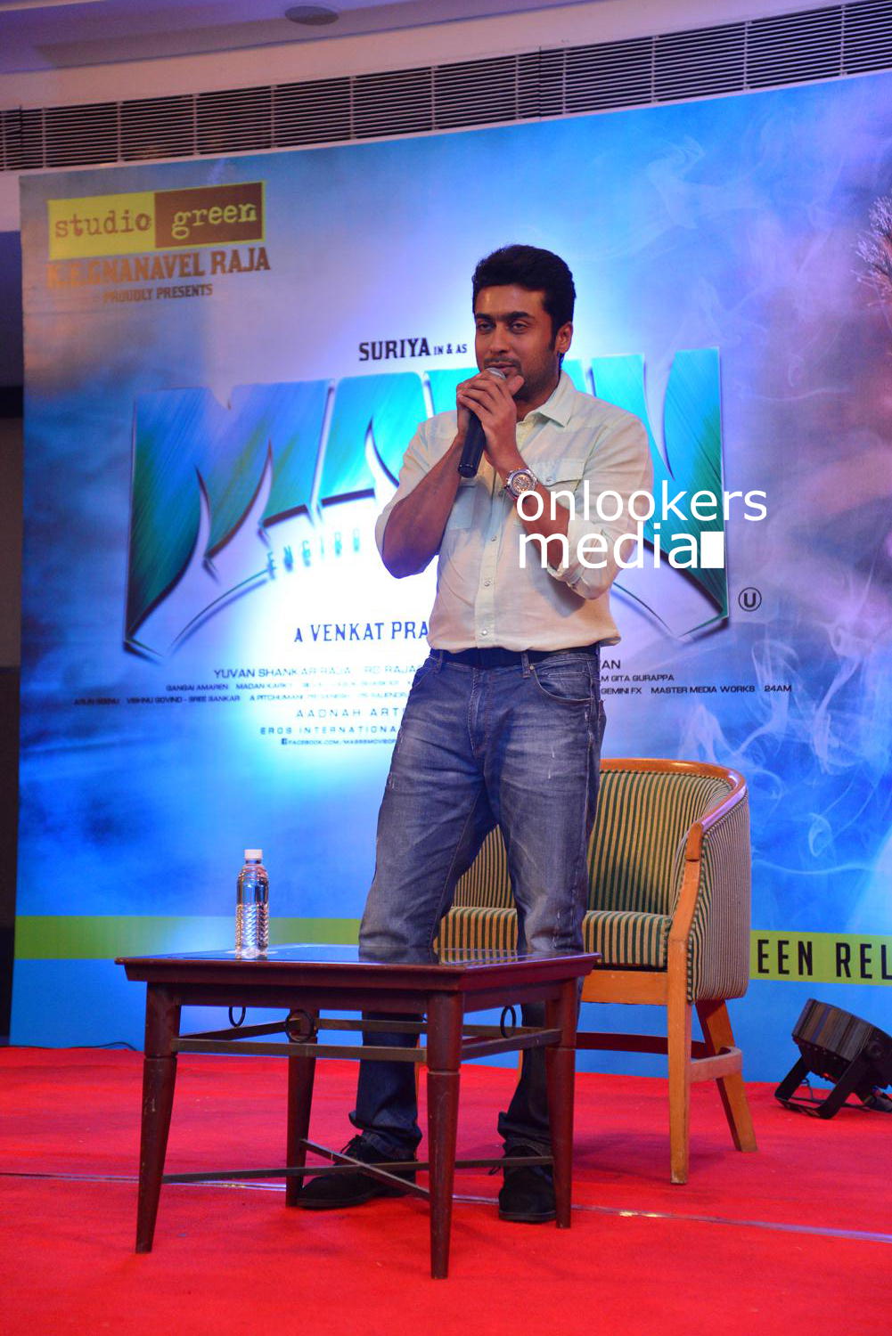 https://onlookersmedia.in/wp-content/uploads/2015/05/Suriya-at-Kochi-Mass-Press-Meet-Stills-Mass-Engira-Maasilamani-Mass-Stills-Onlookers-Media-33.jpg