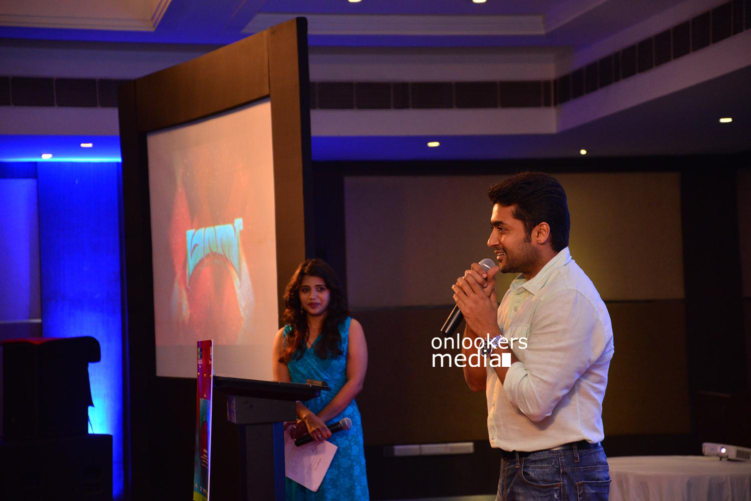 https://onlookersmedia.in/wp-content/uploads/2015/05/Suriya-at-Kochi-Mass-Press-Meet-Stills-Mass-Engira-Maasilamani-Mass-Stills-Onlookers-Media-34.jpg