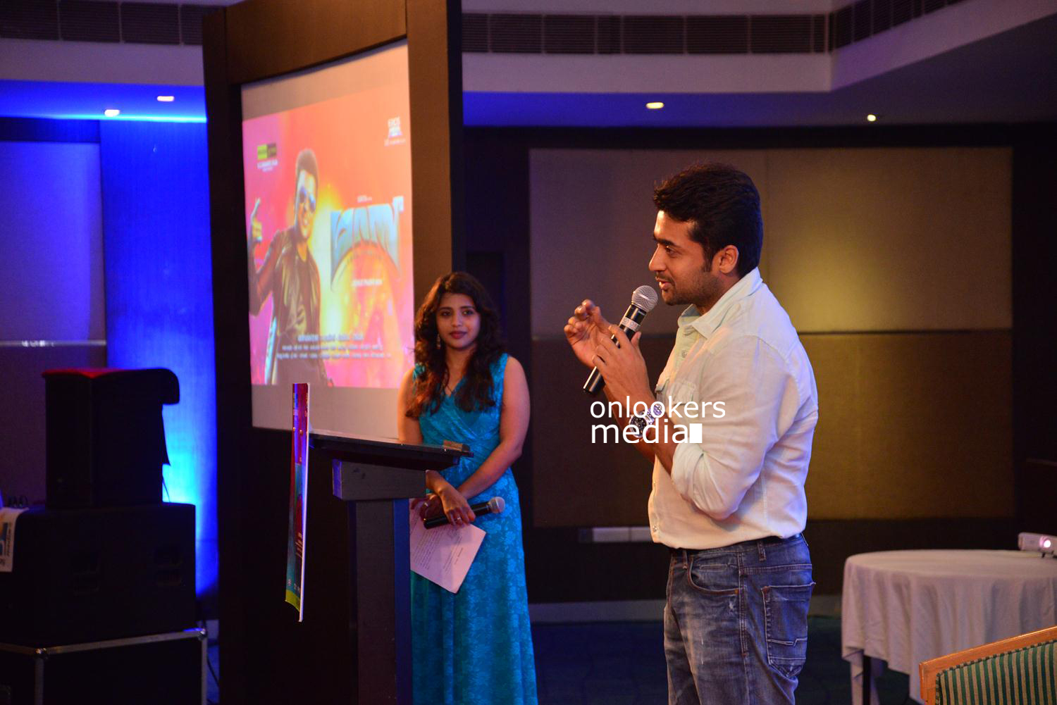 https://onlookersmedia.in/wp-content/uploads/2015/05/Suriya-at-Kochi-Mass-Press-Meet-Stills-Mass-Engira-Maasilamani-Mass-Stills-Onlookers-Media-35.jpg