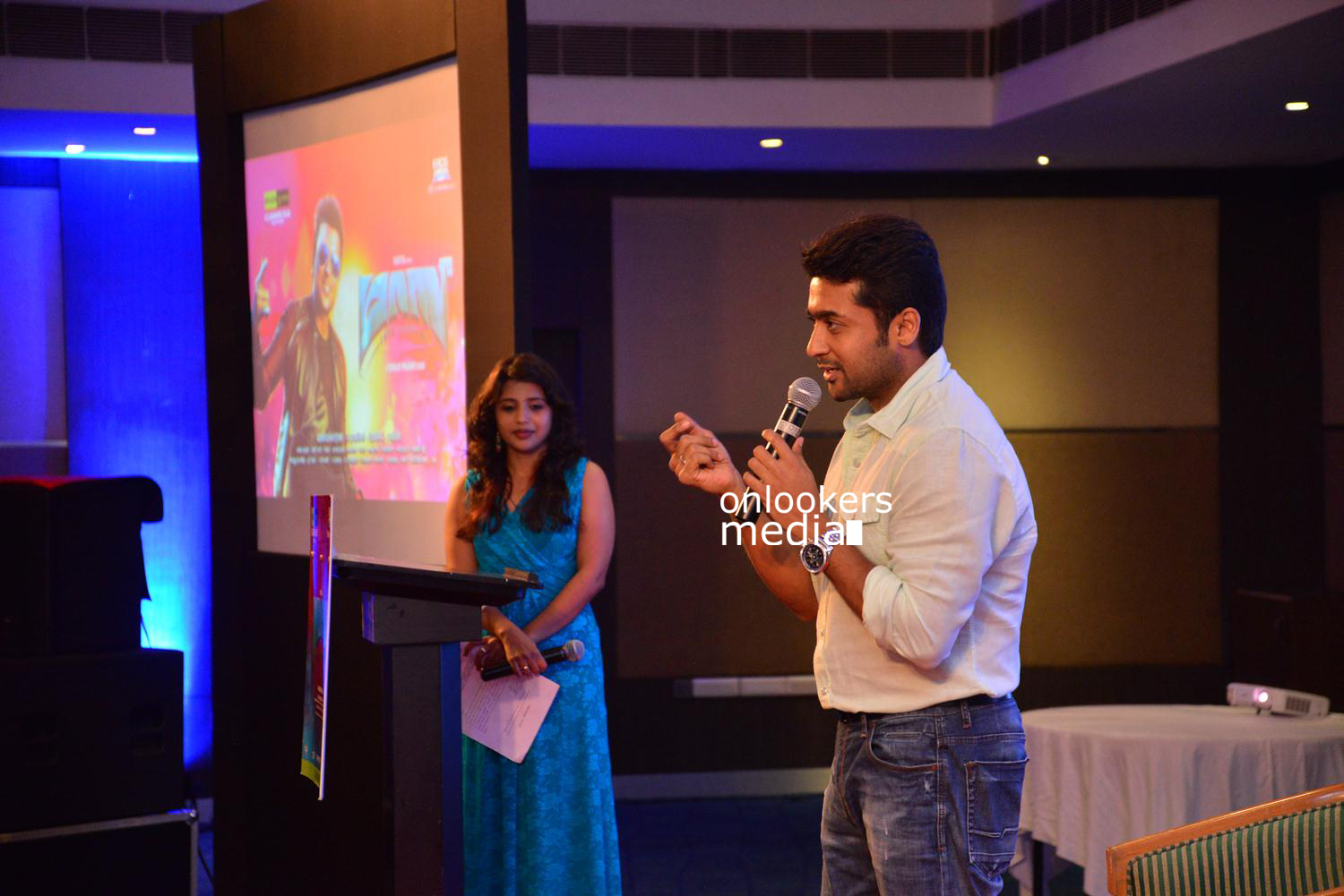 https://onlookersmedia.in/wp-content/uploads/2015/05/Suriya-at-Kochi-Mass-Press-Meet-Stills-Mass-Engira-Maasilamani-Mass-Stills-Onlookers-Media-36.jpg