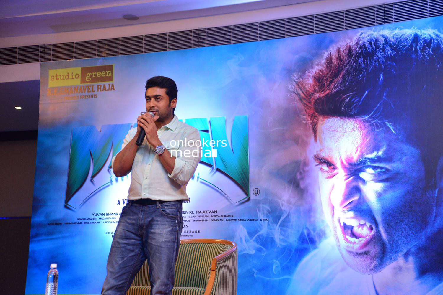 https://onlookersmedia.in/wp-content/uploads/2015/05/Suriya-at-Kochi-Mass-Press-Meet-Stills-Mass-Engira-Maasilamani-Mass-Stills-Onlookers-Media-37.jpg