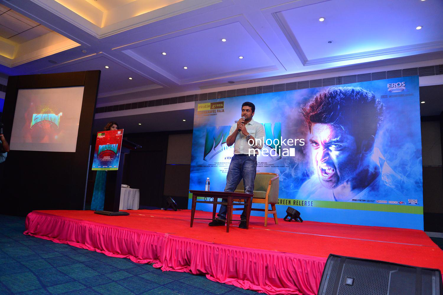 https://onlookersmedia.in/wp-content/uploads/2015/05/Suriya-at-Kochi-Mass-Press-Meet-Stills-Mass-Engira-Maasilamani-Mass-Stills-Onlookers-Media-38.jpg